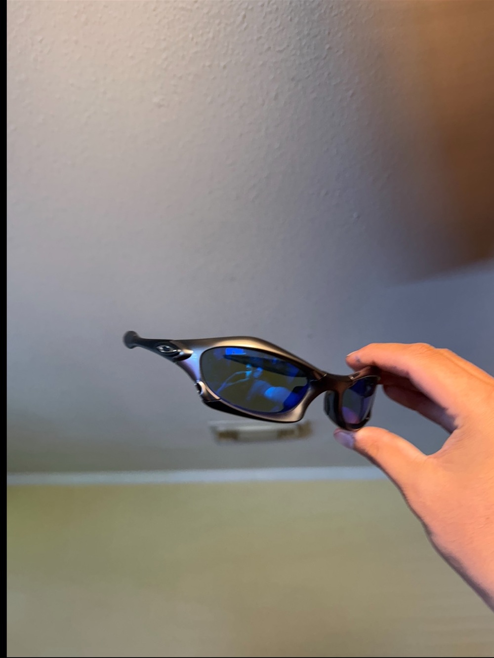 Oakley Men’s Black Frame Sunglasses with Blue Mirrored Lenses — Sporty Fit